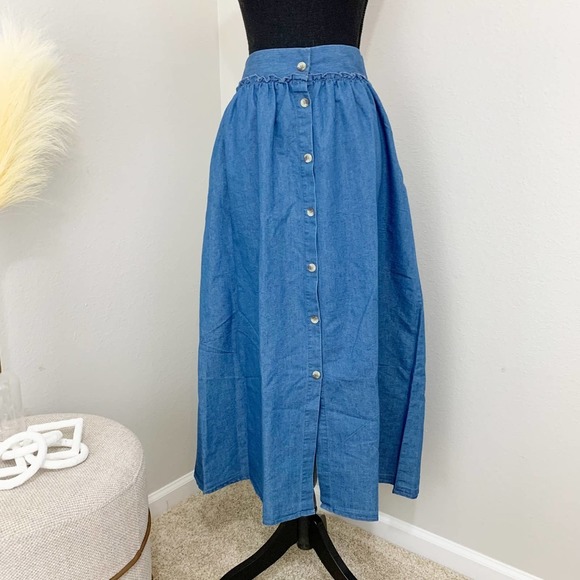Deja Bleu Dresses & Skirts - Chambray Button Front Midi Circle Skirt size Small